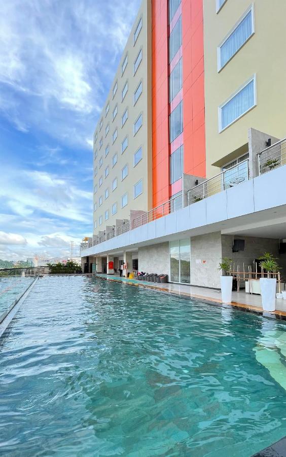 Harris Hotel Samarinda Extérieur photo