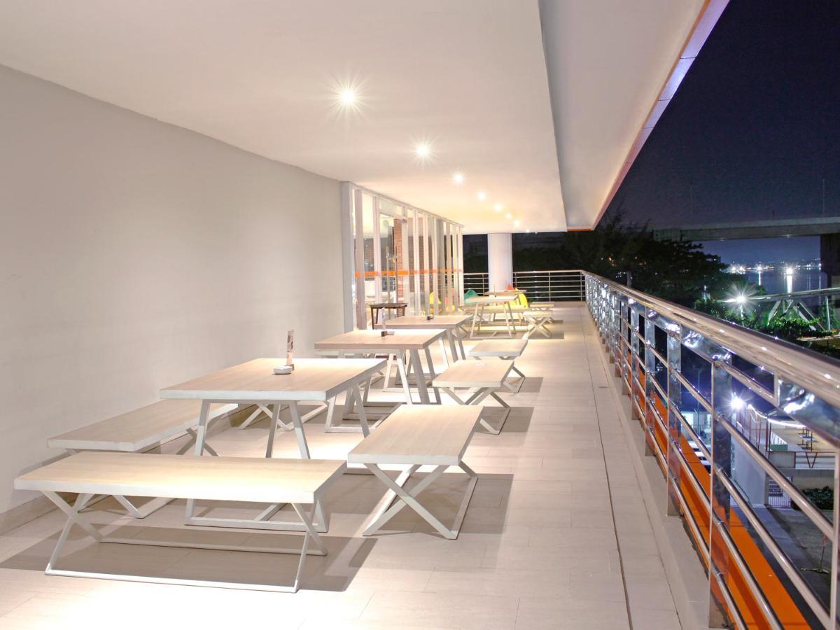 Harris Hotel Samarinda Extérieur photo