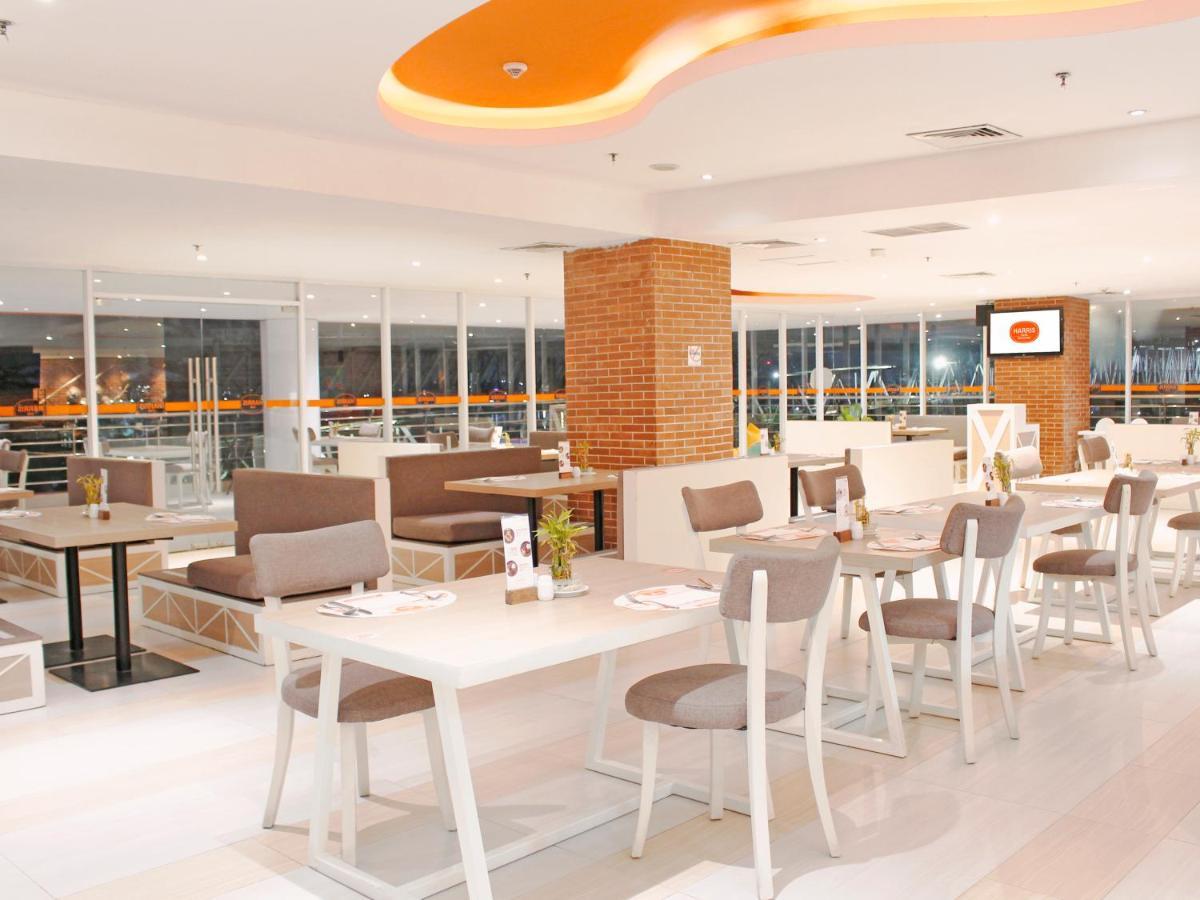 Harris Hotel Samarinda Extérieur photo