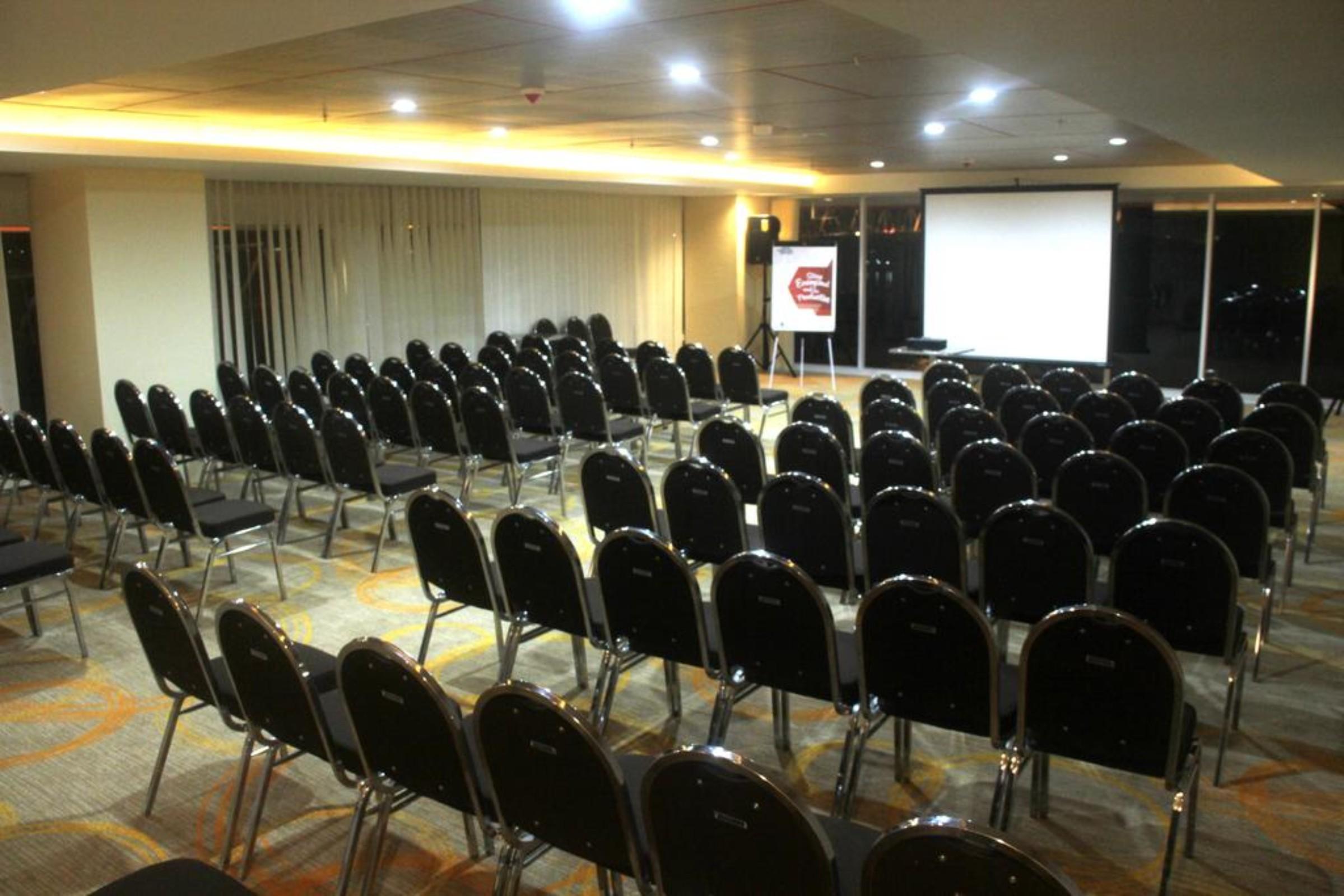 Harris Hotel Samarinda Extérieur photo